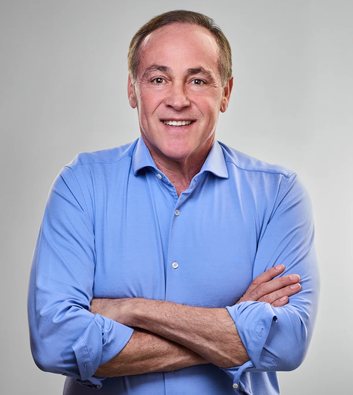 Retrato oficial de Stephanes, de camisa azul clara e braços cruzados